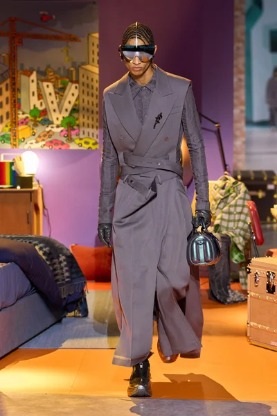 Look 16